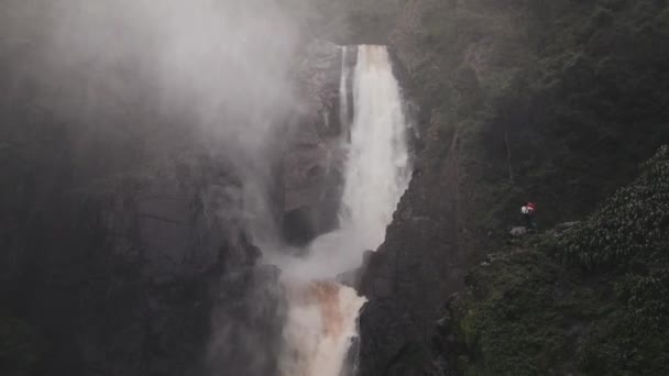 Tourist Couple Edge Cliff Tripleying Scenic View Salto Bordones Huila – stockvideo