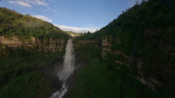 位于哥伦比亚昆迪纳马卡Soacha的San Antonio Del Tequendama的谢尔悬崖与Tequendama瀑布 Fpv — 图库视频影像