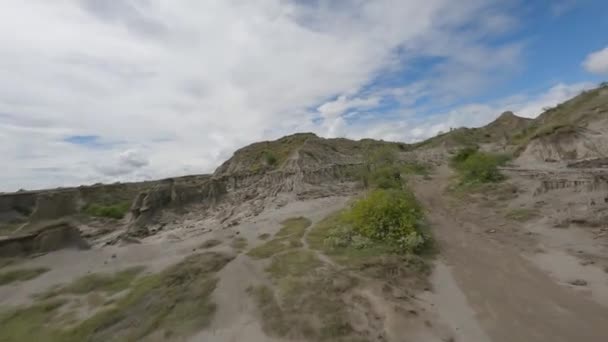 Drone Vliegen Het Kale Westerse Landschap Van Tatacoa Woestijn Buurt — Stockvideo