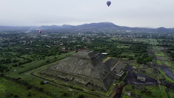 Вид Воздуха Вокруг Пирамиды Солнца Мрачный День Теотиуакане Мексика Орбита — стоковое видео