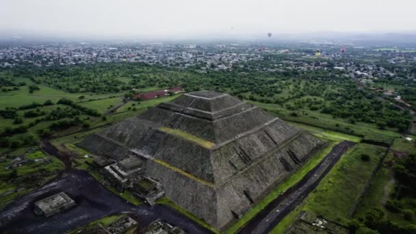 Luchtfoto Weg Van Tempel Van Zon Donkere Mistige Dag Teotihuacan — Stockvideo