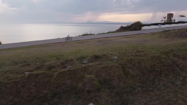 Ciclista Aislado Pedaleando Largo Carretera Frente Mar Punta Ballena Uruguay — Vídeo de stock