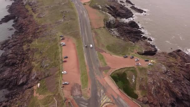 Automóviles Conduciendo Por Carretera Panorámica Largo Península Punta Ballena Punta — Vídeos de Stock