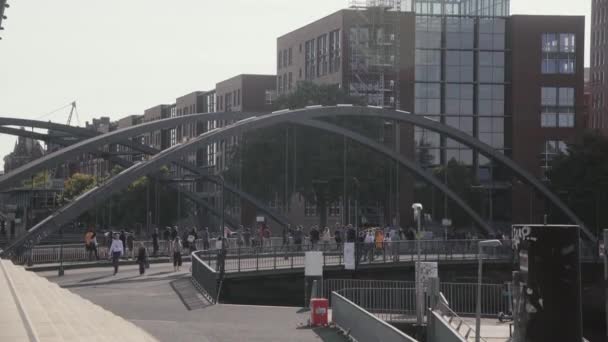 Üzerinde Insanlar Arabalar Olan Niederbaşemsiye Köprüsü Hafencity Hamburg Almanya — Stok video