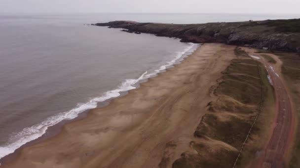 乌拉圭的Punta Ballena沙滩 Punta Del Este 空中无人机全景视图 — 图库视频影像
