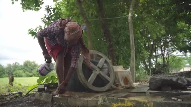 Χαμηλής Γωνίας Πλάνο Μιας Γυναίκας Από Χωριό Της Ινδίας Πλένει — Αρχείο Βίντεο