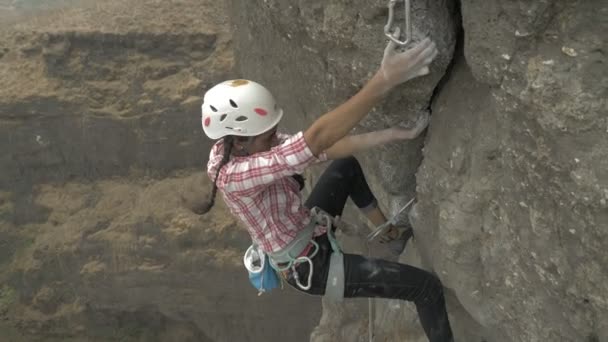 Aziatisch Meisje Probeert Beklimmen Het Moeilijkste Deel Van Top Genaamd — Stockvideo