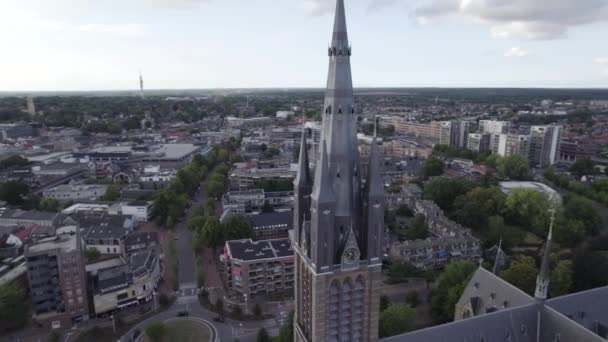 Drone Orbitando Perto Igreja São Vito Torre Arquitetônica Neogótica Cidade — Vídeo de Stock