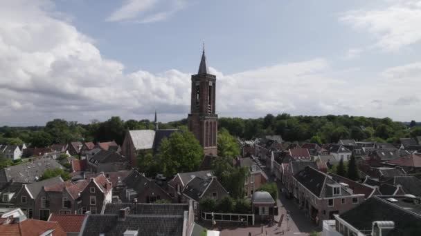 日当たりの良いローエンアン ヴェクト オランダのグロート カーク教会から低い距離を飛行する空中ビュー ドローンショット — ストック動画
