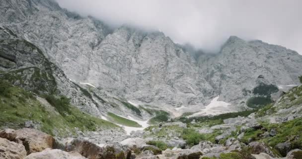 봉우리를 가로지르는 등산객들 가까이 흐르는 — 비디오