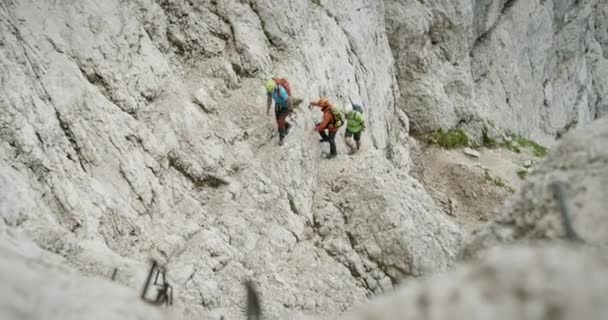 Wandelaars Beklimmen Een Steil Deel Van Een Klim Felle Kleuren — Stockvideo