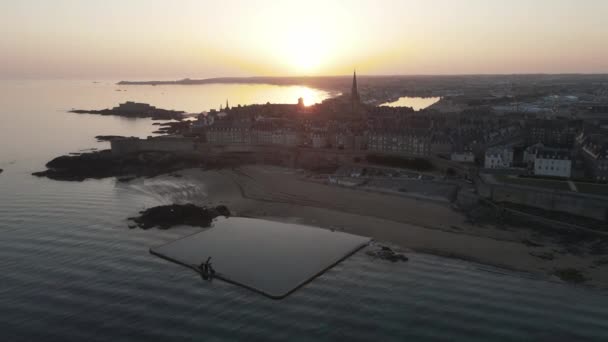 Piscina Água Salgada Praia Pôr Sol Com Saint Malo Cidade — Vídeo de Stock