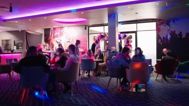 Gente Che Siede Socializza Nella Barra Salotto Con Luci Lampeggianti — Video Stock