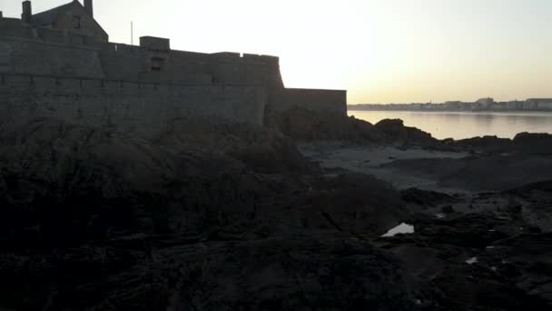 Fort Petit Bei Sonnenuntergang Saint Malo Bretagne Frankreich Seitwärts Ansteigend — Stockvideo