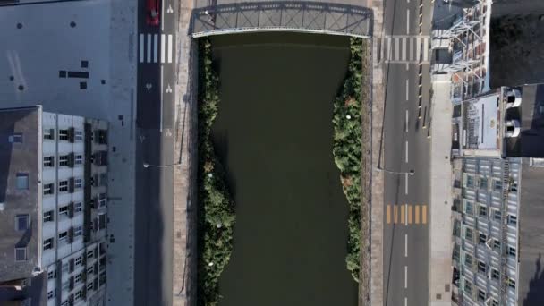 Dron Letí Nad Budovami Podél Řeky Vilaine Rennes Francii Letecký — Stock video