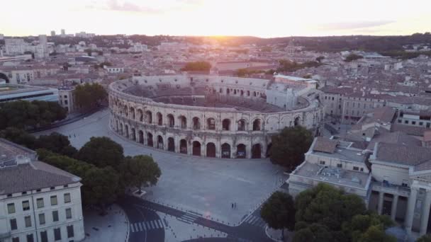 Sunset Aerial Pullback Nmes City Center Con Antiguo Anfiteatro Romano — Vídeo de stock