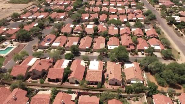 Tucson Och Arizona Röda Tak Över Ökenhus Uppåtstigande Drönare — Stockvideo