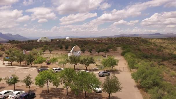 Drohne Steigt Über Besucherparkplatz Biosphäre Bei Tucson Auf — Stockvideo
