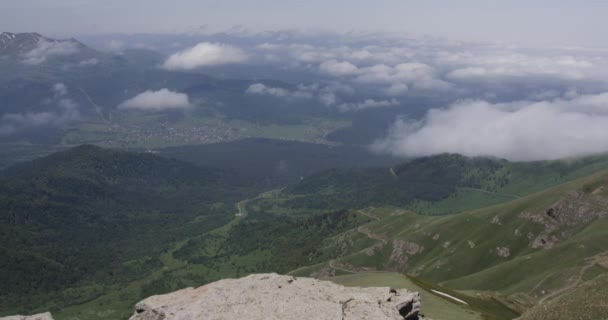 Uitzicht Van Boven Door Wolken Mountain Valley Caucasus Mountains Georgia — Stockvideo
