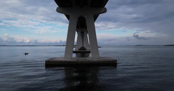 在佛罗里达州的萨尼贝尔铜道下面圣卡洛斯湾大桥 — 图库视频影像