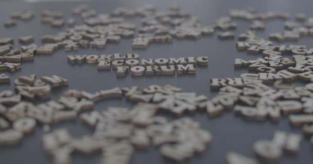 Всемирный Экономический Форум Деревянные Буквы Название Взорвано Куски Поддельные Новости — стоковое видео