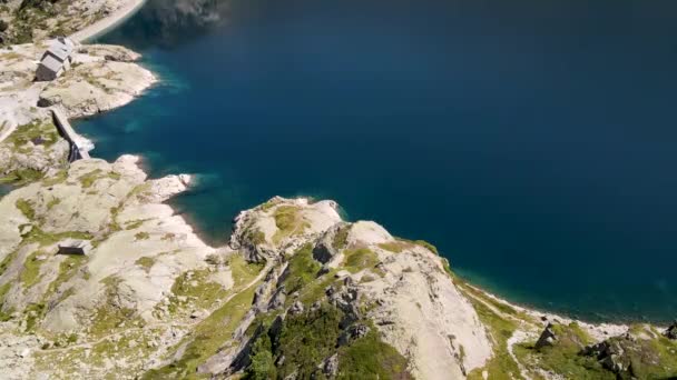 Drone Κατεβαίνουν Ένα Βουνό Μια Όμορφη Λίμνη Στη Γαλλία Pyrenees — Αρχείο Βίντεο