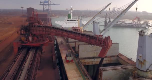 Shiploader Laadt Iron Ore Barge Dock Paradip Port Odisha India — Stockvideo