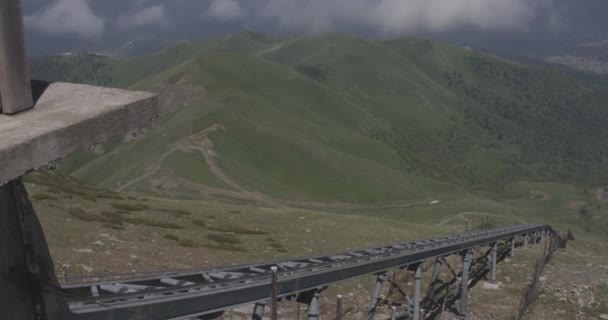 Kaukasische Bergen Van Georgië Onder Witte Wolken Blauwe Lucht Kantelen — Stockvideo