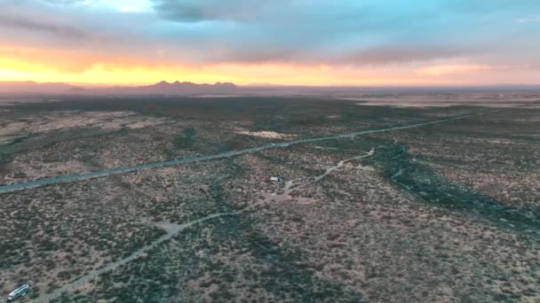 在日落时分 新墨西哥州拉斯克鲁斯的公路外的沙漠景观中 开车回家 空中飞行 — 图库视频影像