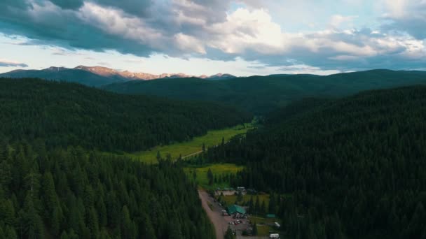 蒙大拿州米苏拉县洛洛乌云下的郁郁葱葱的山脉 空中射击 — 图库视频影像