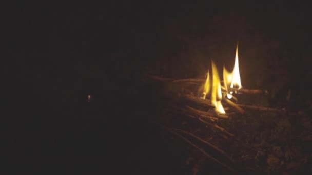 火の穴に燃える棒の小さな山のスライダーの動きのショット — ストック動画