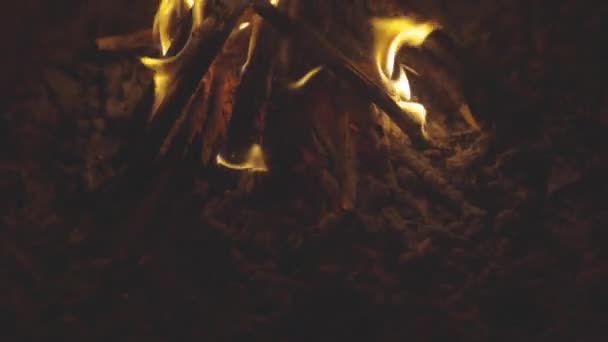 Tir Inclinable Tas Brûlant Bâtons Des Flammes Scintillantes — Video