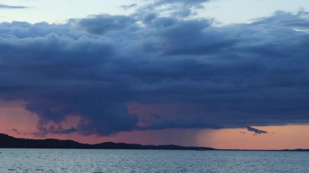 Статичний Постріл Дощ Гроза Заході Сонця Рухається Над Озером — стокове відео