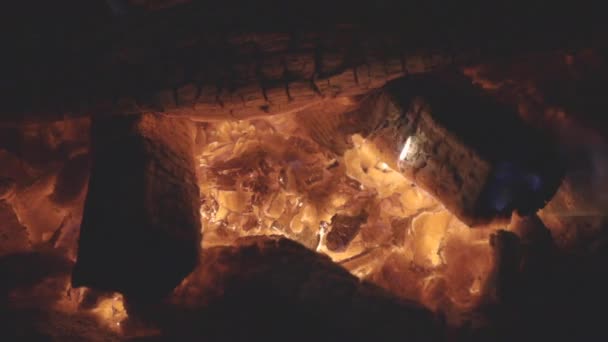 火の穴に燃えている熱いメンバーの静的なショット — ストック動画