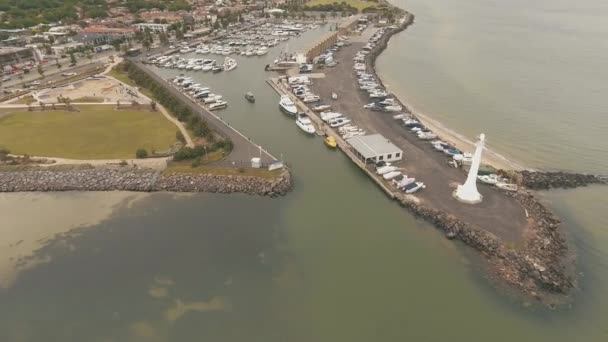 Drone Antenne Beweegt Achteruit Kilda Strand Vuurtoren Door Baai Werf — Stockvideo