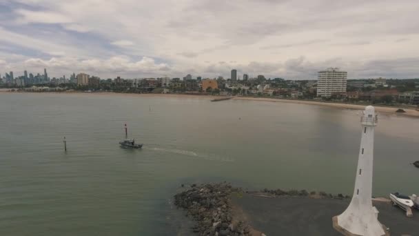 Drone Aéreo Pelo Farol Kilda Melbourne Com Barco Água — Vídeo de Stock