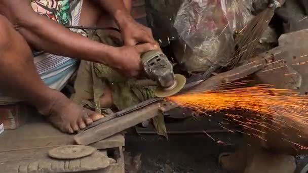 Nahaufnahme Eines Arbeiters Mit Einem Schleifer Ohne Sicherheitsausrüstung Barfuß Bangladesch — Stockvideo