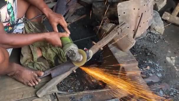 在孟加拉国达卡举行的讲习班上 工人们在刀刃上使用角磨床 — 图库视频影像