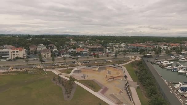 Droneantenne Kilda Skøytepark Med Skateboardere Som Rir Faller Bollen – stockvideo