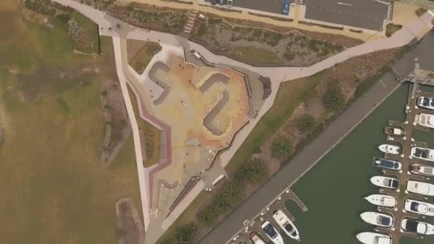Drone Aéreo Girando Sobre Parque Skate Com Palmeiras Barcos Kilda — Vídeo de Stock