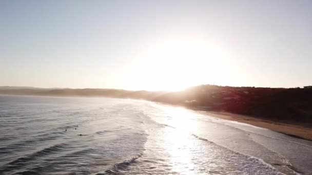 Drone Antenne Tijdens Zonsondergang Het Strand Met Surfers Stuiteren Golven — Stockvideo