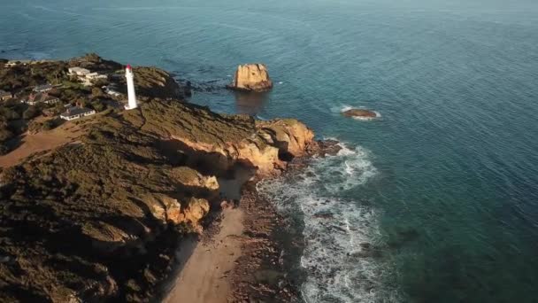 Drone Antenn Solnedgången Över Aireys Inlopp Fyr Klippan Great Ocean — Stockvideo