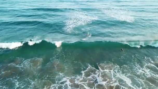 Bir Yaz Günü Kumsalda Mavi Bir Dalganın Altında Saklanan Sörfçüler — Stok video
