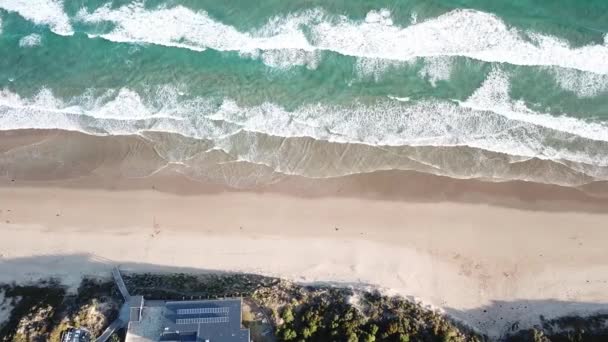 Drone Arial Alta Sobre Praia Areia Azul Grande Estrada Oceânica — Vídeo de Stock