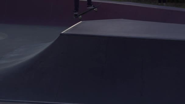 Zeitlupenaufnahme Eines Jungen Beim Skateboarden Einem Skatepark Bei Sonnenuntergang — Stockvideo