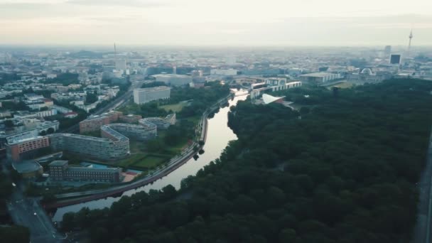 在阴天的日出时分 无人驾驶飞机从河上俯瞰柏林 — 图库视频影像
