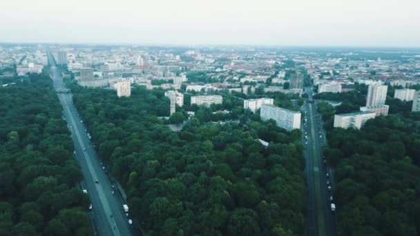无人机沿着树木林立的道路俯瞰柏林胜利纵队 — 图库视频影像