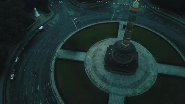 柏林胜利纵队的无人机在日出前升空向右转 — 图库视频影像