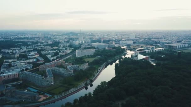 Drón Légi Serpenyő Berlin Felé Tart Egy Folyóval Napkeltekor — Stock videók
