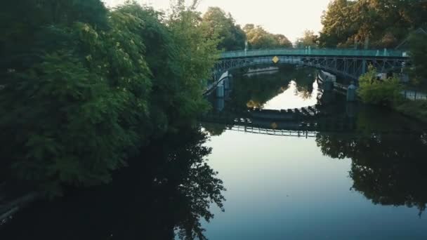 Drone Rio Aéreo Parque Durante Nascer Sol Com Uma Ponte — Vídeo de Stock
